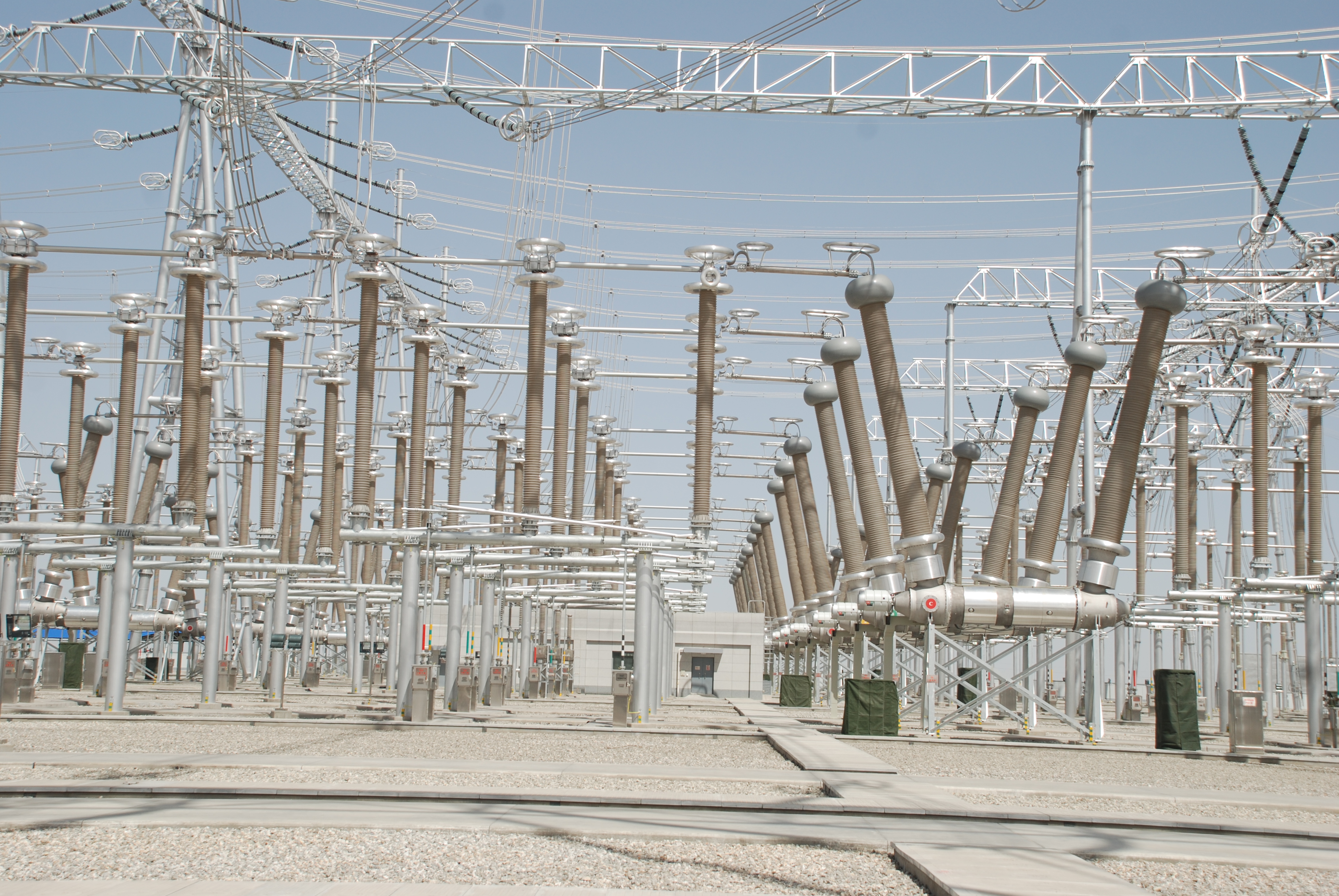 甘肃敦煌750kV沙洲全复合外绝缘变电站，2013年投运.JPG